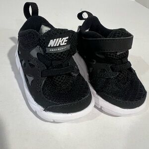 NWOT NIKE FreeRun size 2 toddler color black/white unisex